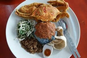 ¡Descubre la magia picante del Nasi Kerabu en Johor Bahru! Un festín de sabores tropicales y crujientes que te transportará a un paraíso culinario.