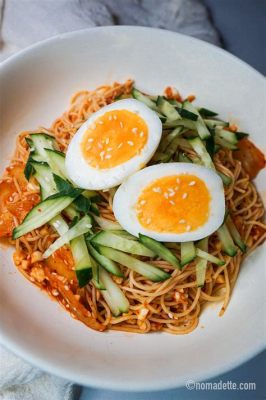  Spicy Cold Noodle Soup: ¿Una explosión de sabor picante en un fresco abrazo de fideos?