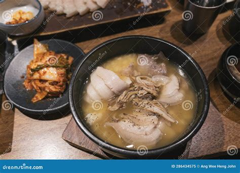  Dwaeji Gukbap: ¡Un reconfortante caldo de cerdo que te transporta a las calles bulliciosas de Daegu!