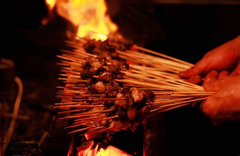  Los Guójiāo de Zhaotong: ¿Un Baile Culinario de Picante Alegría y Texturas Inesperadas?