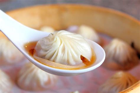  Los Xiaolongbao: ¡Una explosión de jugoso sabor que te atrapará en cada bocado!