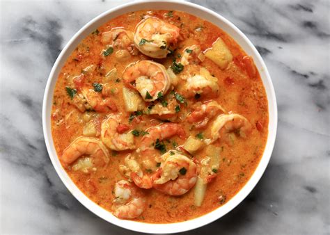  Moqueca de Camarão: Una explosión de sabores frescos del mar en una crema picante y reconfortante!