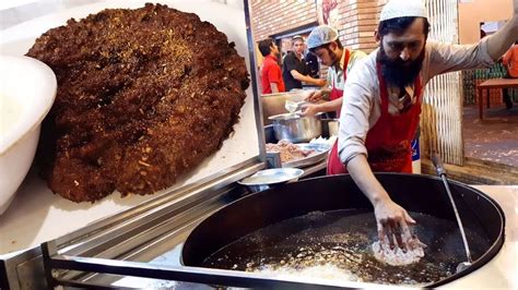  Peshawari Chapli Kebab: Una explosión de especias que te transportará a las calles bulliciosas de Faisalabad!