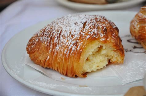  Sfogliatella: ¿Un dulce que combina la textura crujiente del hojaldre con el suave dulzor de la ricotta?