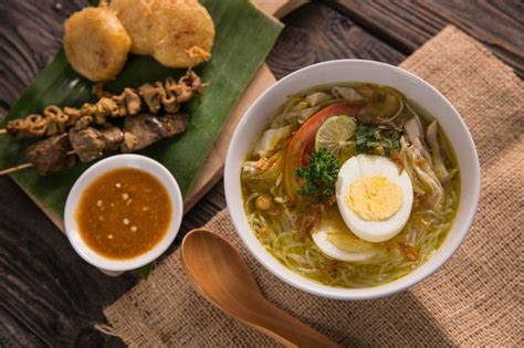  Soto Ayam Lamongan: Un Caldo Aromático Que Te Transportará a la Isla de Java