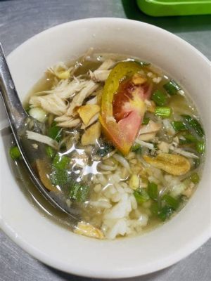   Soto Ayam Rembiga: Un delicioso caldo picante y reconfortante que te transportará a las calles de Semarang!